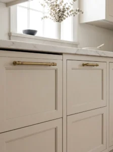 Correct and incorrect cabinet pull sizes on kitchen drawers